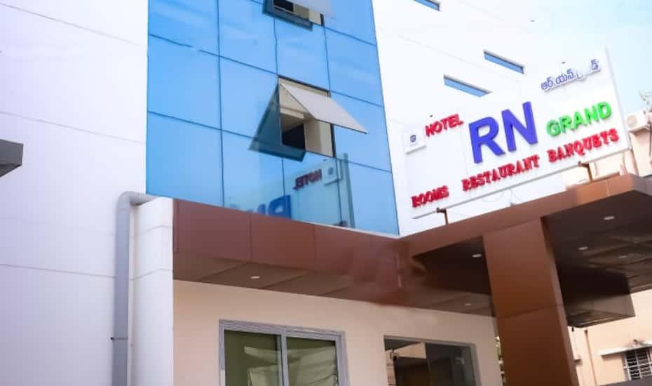 We are One of the top business hotels in Vijayawada offering Luxury Hotel Rooms. Book hotel rooms near Vijayawada Bus Stand for comfort and convenience.