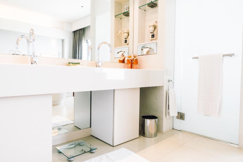 white shaker bathroom cabinets
